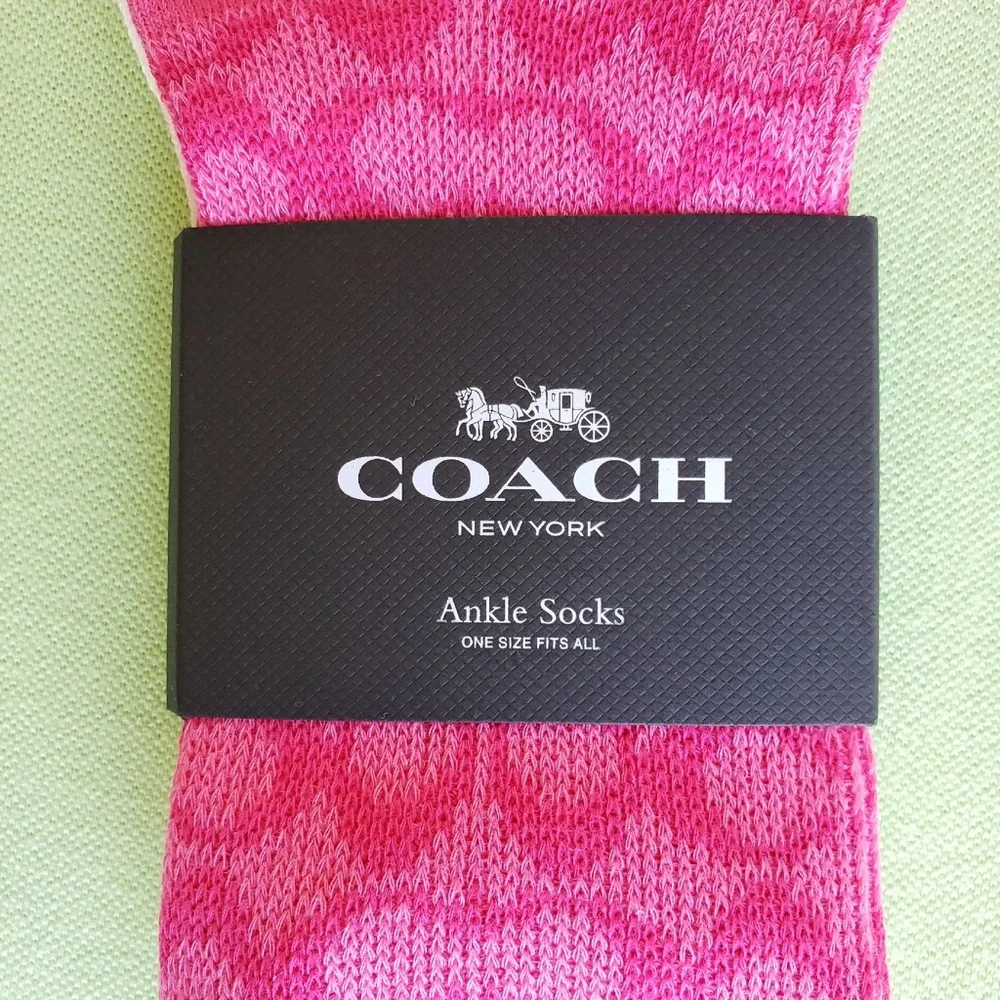COACH SIGNATURE ANKLE LENGTH SOCKS (PAIR):NWT PINK/CHALK C9136